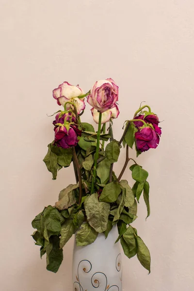 Inaridito Multicolore Cinque Rose Vaso Trasparente Sul Tavolo Sfondo Chiaro — Foto Stock