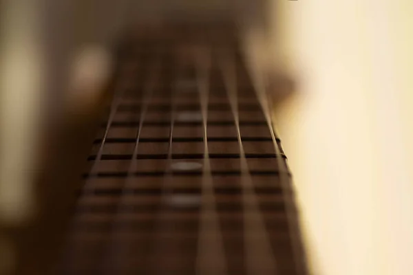 Detalhe Close Cordas Guitarra Aço Trastes Para Fazer Música Pescoço — Fotografia de Stock
