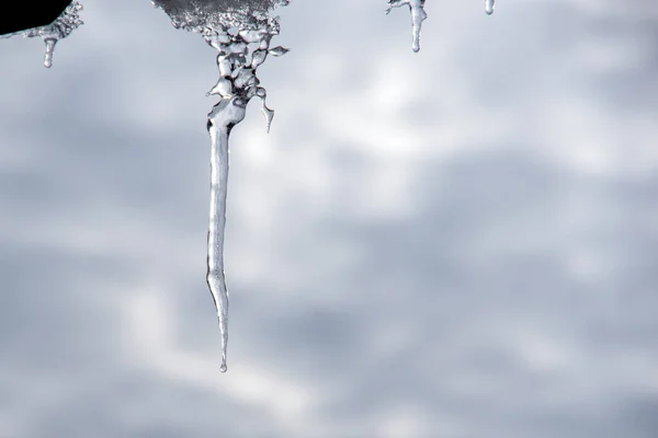 Paisagem Primavera Com Icicles Pendurados Telhado Casa — Fotografia de Stock