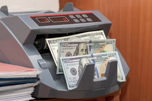 Elektronik Para Sayıcısı Amerikan 100 Dolarlık Banknotlarını Sayıyor.