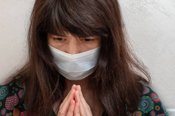 Covid Coronavirus Pandémico Mujer Rezando Con Una Máscara Contra Virus — Foto de Stock
