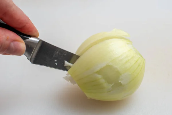 Close Corte Cebola Com Uma Faca Fundo Branco Conceito Alimentos — Fotografia de Stock