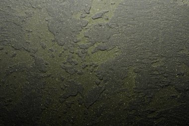 Gri duvar kaplaması, soyut altın ve yeşil lekeli beton. Güzel alışılmadık doku, soyut duvar yüzeyi arka planı, alışılmadık lekeli yüzey