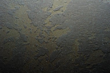 Gri duvar kaplaması, soyut altın ve yeşil lekeli beton. Güzel olağandışı doku ya da arkaplan, soyut duvar yüzey arkaplanı, alışılmadık lekeli yüzey