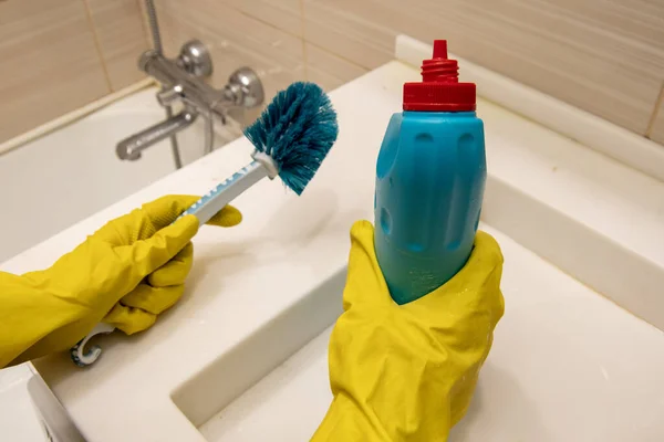 Mãos Luvas Amarelas Seguram Agente Limpeza Esponja Azul Punho Para — Fotografia de Stock