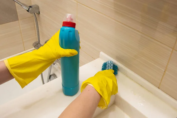 Mãos Luvas Amarelas Limpa Banho Branco Com Agente Limpeza Uma — Fotografia de Stock