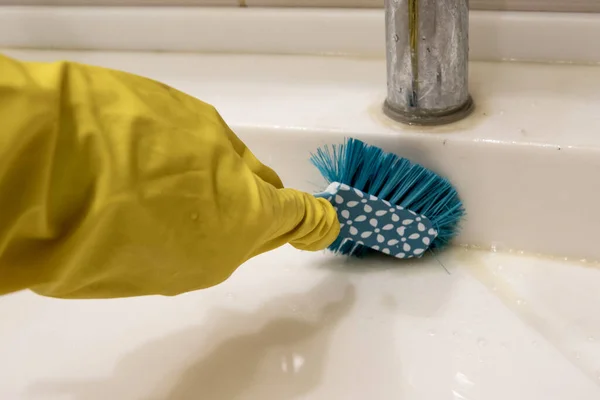 Eine Hand Einem Gelben Handschuh Reinigt Das Waschbecken Mit Einer — Stockfoto