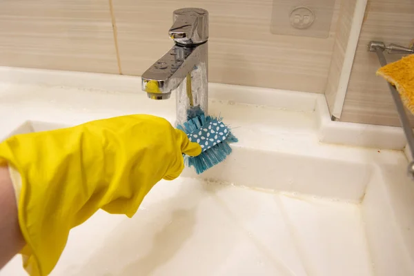 Eine Hand Einem Gelben Handschuh Reinigt Das Waschbecken Mit Einer — Stockfoto