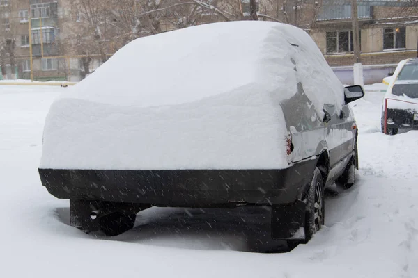 Zaparkowany Samochód Pokryty Białym Śniegiem Burza Śnieżna Samochód Obfitych Opadach — Zdjęcie stockowe