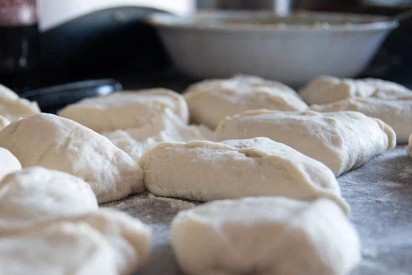 Vleespasteitjes Van Deeg Koken Met Bloem Zijaanzicht Traditionele Russische Keuken — Stockfoto