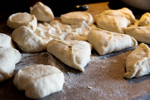 Bak Heerlijke Zelfgemaakte Weelderige Taarten Met Vleesvulling Hete Plantaardige Olie — Stockfoto