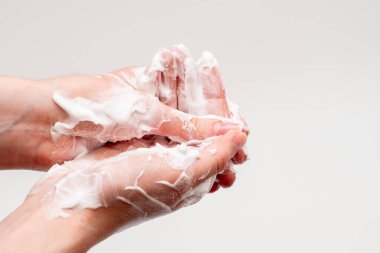 El yıkayan kişiye yakın çekim izole edilmiş. Temizlik ve vücut bakımı kavramı.