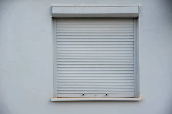 Cortinas Cinzentas Fechadas Janela Conceito Problema Comércio Ninguém Está Casa — Fotografia de Stock