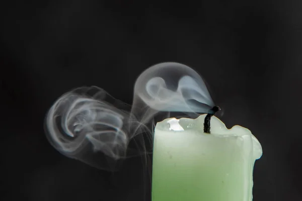 Kihalt Fény Zöld Gyertya Látványos Elvont Füst Fekete Háttér — Stock Fotó