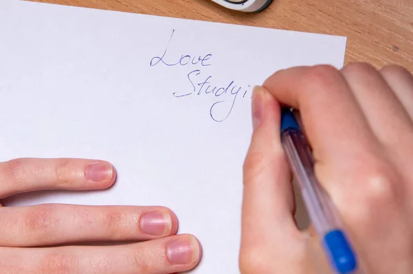 Uma Mão Feminina Escreve Que Ela Gosta Estudar Gráfico Para — Fotografia de Stock