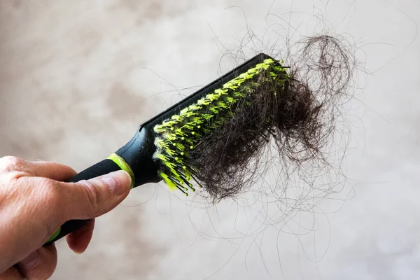 Uma Visão Close Uma Mão Feminina Segura Monte Cabelo Morena — Fotografia de Stock