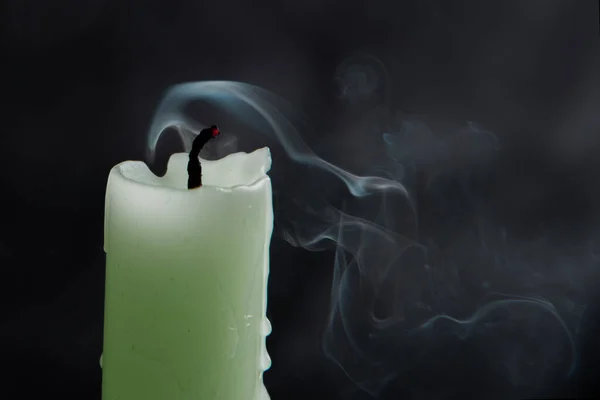Kihalt Gyertya Füsttel Fekete Háttéren Halál Szimbóluma — Stock Fotó