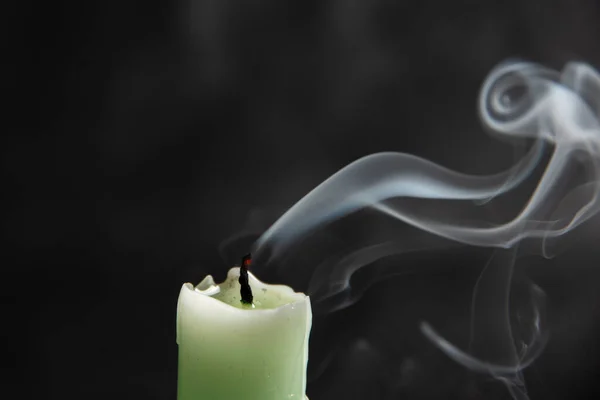 Kihalt Világoszöld Gyertya Látványos Absztrakt Füsttel Fekete Háttérrel Közelkép Absztrakció — Stock Fotó