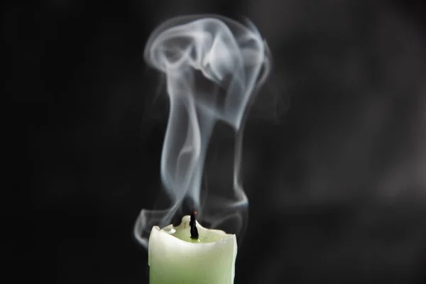 Kihalt Világoszöld Gyertya Látványos Absztrakt Füsttel Fekete Háttérrel Közelkép Absztrakció — Stock Fotó