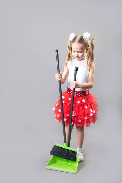 Retrato Una Hermosa Niña Caucásica Limpia Basura Con Una Escoba —  Fotos de Stock