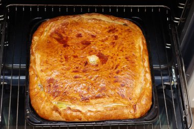 Fırındaki başarısız etli turtayı kapat. Dokulu yanmış turta kabuğu. Yemek pişirme sorunları. Kötü kadın..