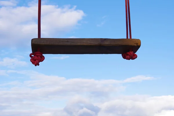 Närbild Hemmagjorda Trä Swing Mot Bakgrund Moln Begreppet Flykt Dagdrömmar — Stockfoto