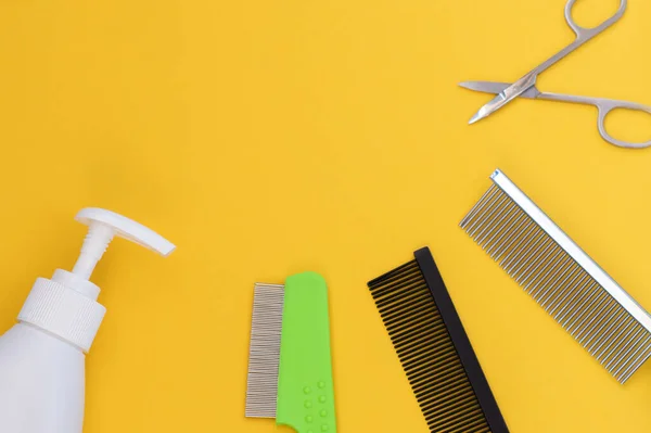 Ferramentas Clássicas Preparação Cabeleireiro Fundo Amarelo Loção Sabão Pente Tesoura — Fotografia de Stock