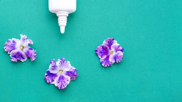 Concepto Alergia Las Flores Lata Spray Blanco Con Flores Violetas — Foto de Stock