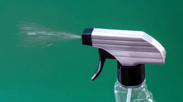 Zamknąć Spray Antybakteryjny Środek Dezynfekujący Czyszczenia Domu Biura Zielonym Tle — Zdjęcie stockowe