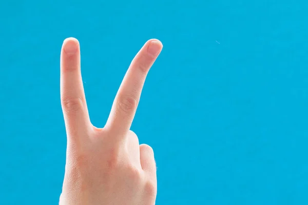 평화나 승리의 상징으로 손가락을 올리고 클로즈업을 했습니다 표시하기도 — 스톡 사진