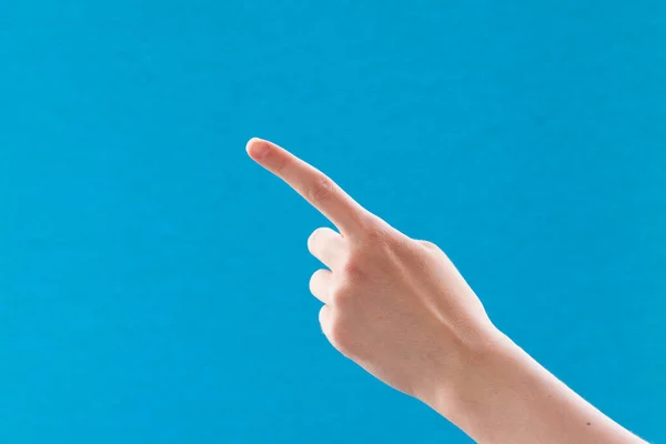 Mão Feminina Branca Branca Branca Com Dedo Apontando Fundo Azul — Fotografia de Stock