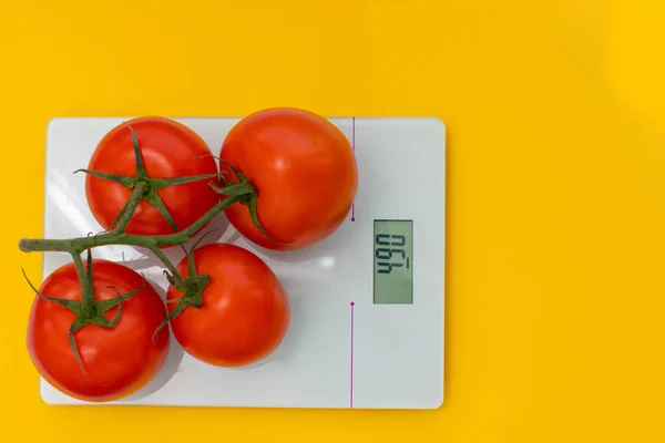 Koncept stravy, správné výživy, zdravé výživy. Čerstvá rajčata na větvi v měřítku. Horní pohled, kopírovací prostor — Stock fotografie