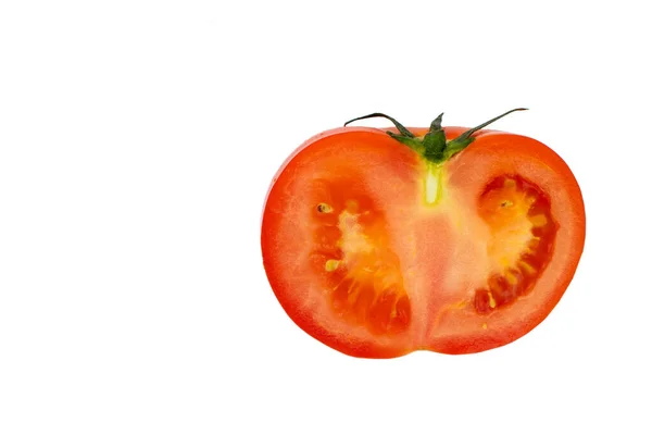 Feche meio tomate close-up vermelho isolado em fundo branco, espaço de cópia. O conceito de dieta, nutrição adequada — Fotografia de Stock