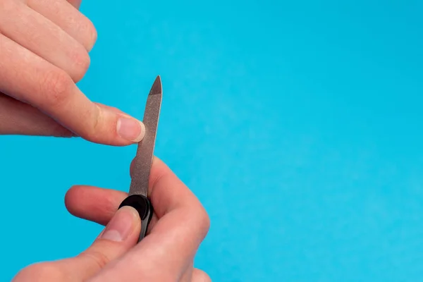 Cuidado com o corpo das mãos. Mulher polir unhas com o arquivo de unhas — Fotografia de Stock