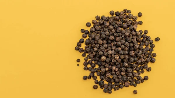 Seeds Black Pepper Pile Top Yellow Background Close Copy Space — Stock Photo, Image