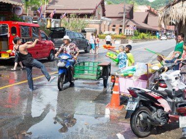 Phuket, Tayland - 13 Nisan 2017: - Songkran Tayland Budist yeni yıl kutlamaları