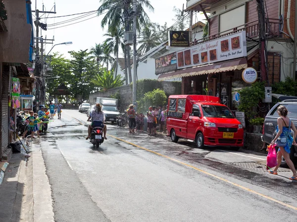 Phuket, thailand - 13. april 2017: feier des thailändischen buddhistischen neujahres - songkran — Stockfoto