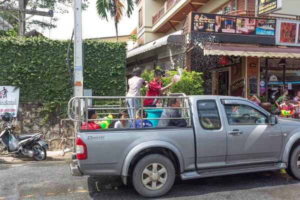 Phuket, Tayland - 13 Nisan 2017: - Songkran Tayland Budist yeni yıl kutlamaları
