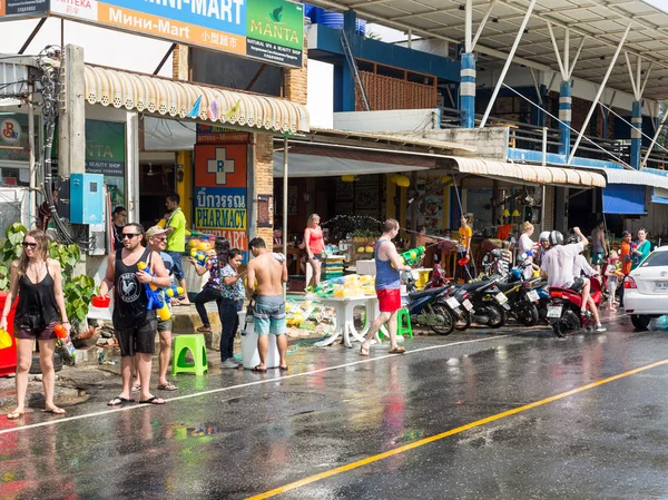 Phuket, thailand - 13. april 2017: feier des thailändischen buddhistischen neujahres - songkran — Stockfoto