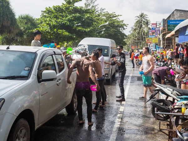 Phuket, Tayland - 13 Nisan 2017: - Songkran Tayland Budist yeni yıl kutlamaları