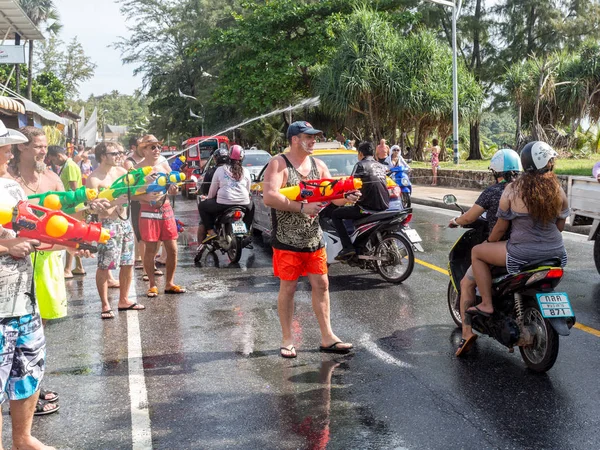 Phuket, Tayland - 13 Nisan 2017: - Songkran Tayland Budist yeni yıl kutlamaları