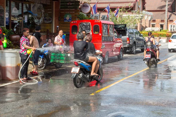 Phuket, thailand - 13. april 2017: feier des thailändischen buddhistischen neujahres - songkran — Stockfoto