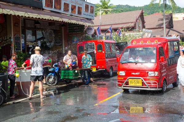 Phuket, thailand - 13. april 2017: feier des thailändischen buddhistischen neujahres - songkran — Stockfoto