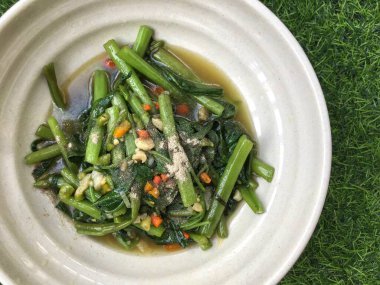 İstiridye soslu, soya soslu, sarımsaklı ve karantina üzerine kırmızı biberli ev yapımı kızarmış sabah yemeği.