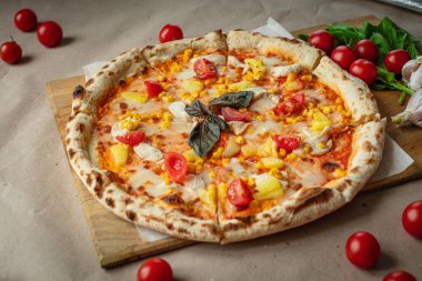 Tahta ve Kraft kağıdından yapılmış pizza, domates, otlar ve sarımsak. Öğle yemeği evde hazırlandı.
