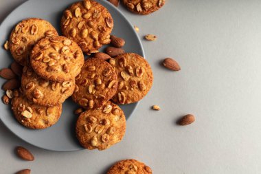 Tabak manzaralı bisküviler. Beyaz arkaplan ve kopyalama alanı. Tabaktaki Kahvaltı için Vkusnoe bisküvileri.