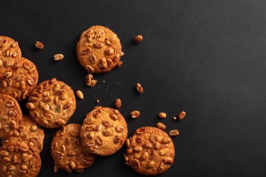 Kurabiyelerin arka planı. Siyah arkaplanda kırıntıları olan koyu arkaplan ve kurabiyeler..