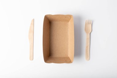 Ekolojik ambalajın üst görüntüsü. Beyaz arka planda tek kullanımlık organik çanak çömlek..