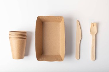 Ekolojik ambalajın üst görüntüsü. Beyaz arka planda tek kullanımlık organik çanak çömlek..