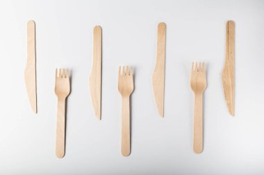 Çevre dostu tek kullanımlık ahşap masa takımı beyaz arka planda. eko hashtag